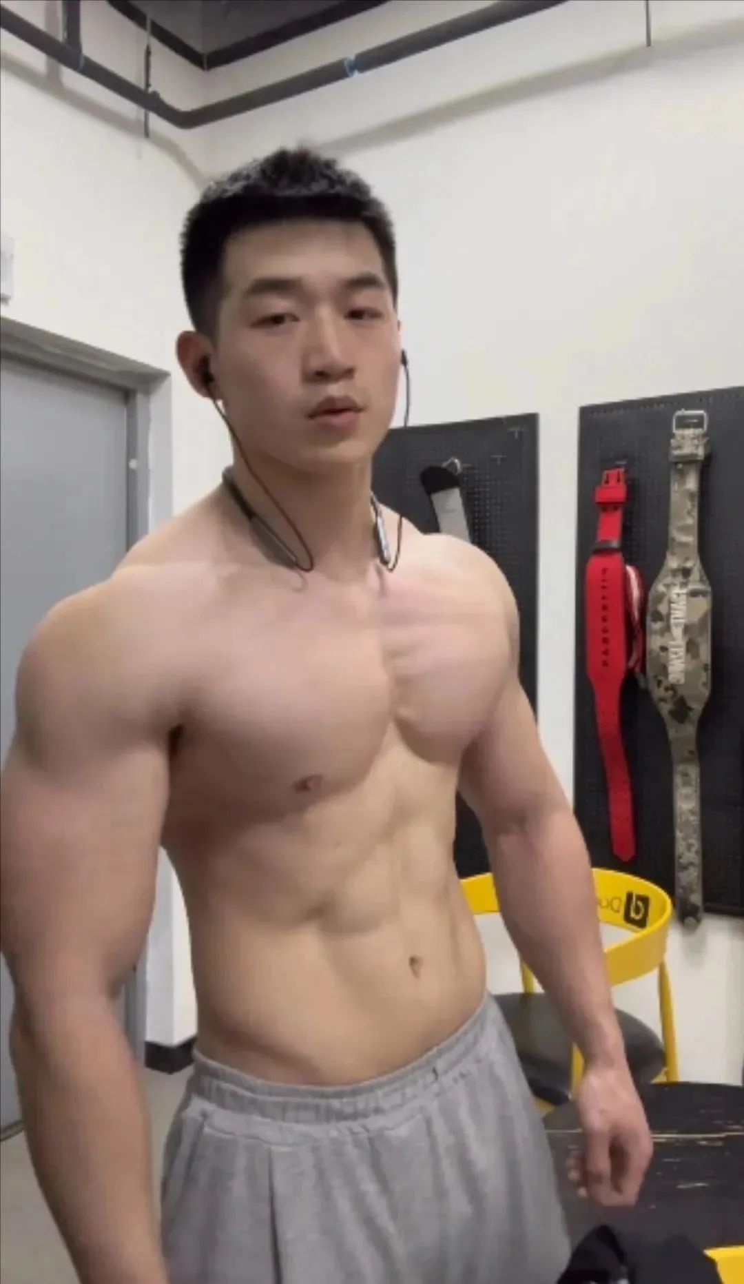 “肌肉爷们老公”天花板？25 岁陕西汉子人夫感十足！