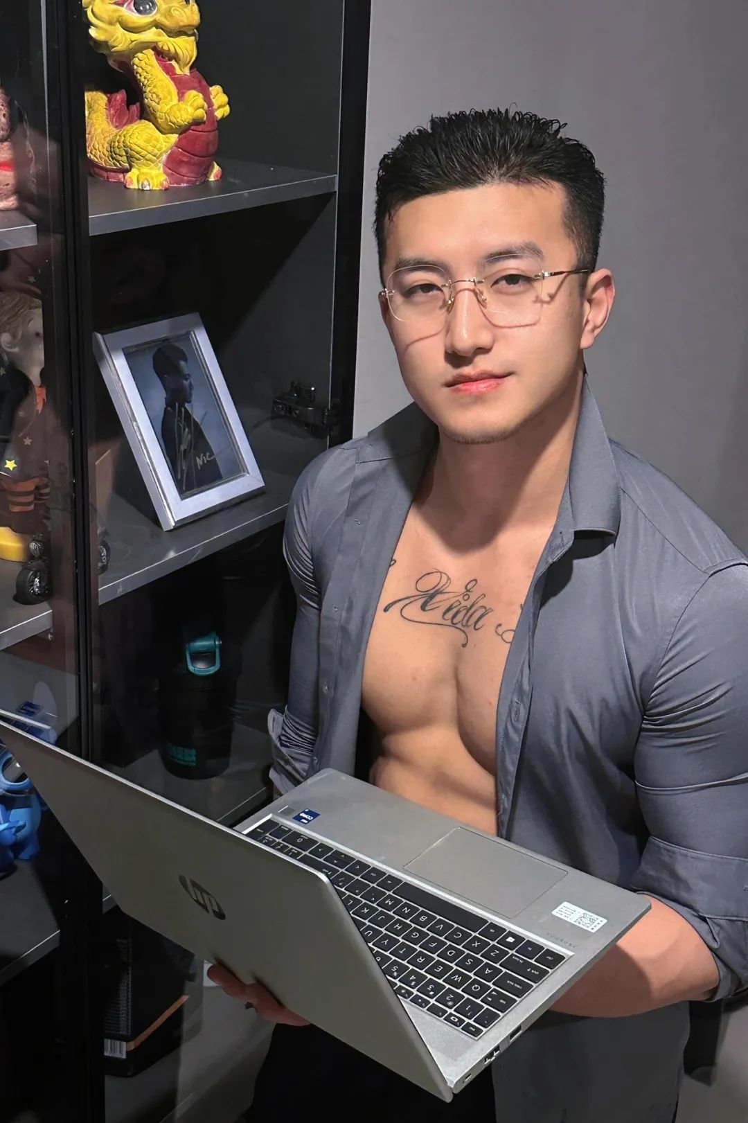 大背头帅哥荷尔蒙爆棚，据说最近蹿红得很快！