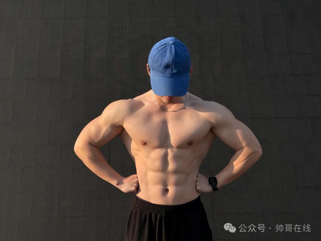 躺草地腹肌爱好者，这身材够顶了吧？