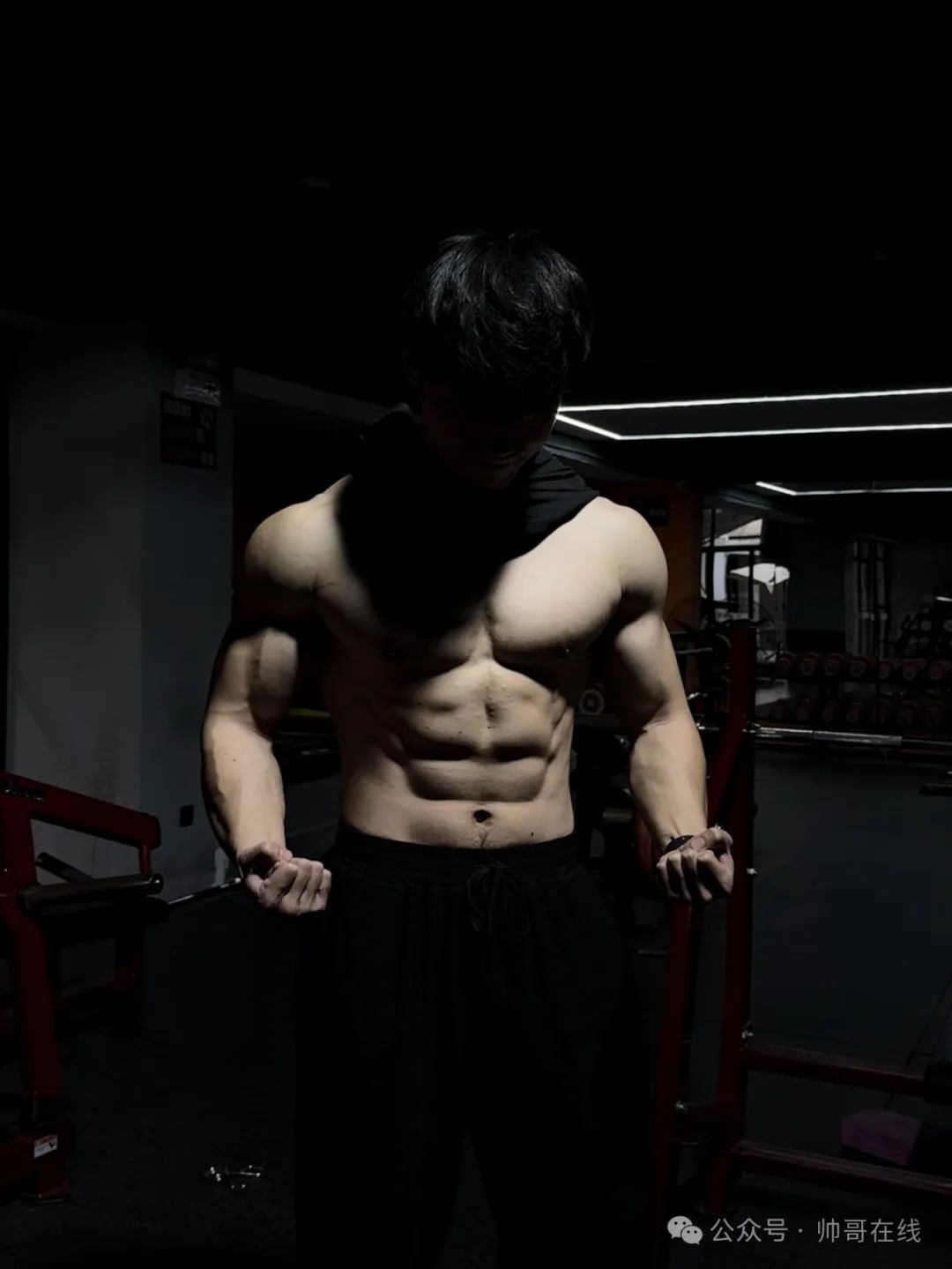 躺草地腹肌爱好者，这身材够顶了吧？