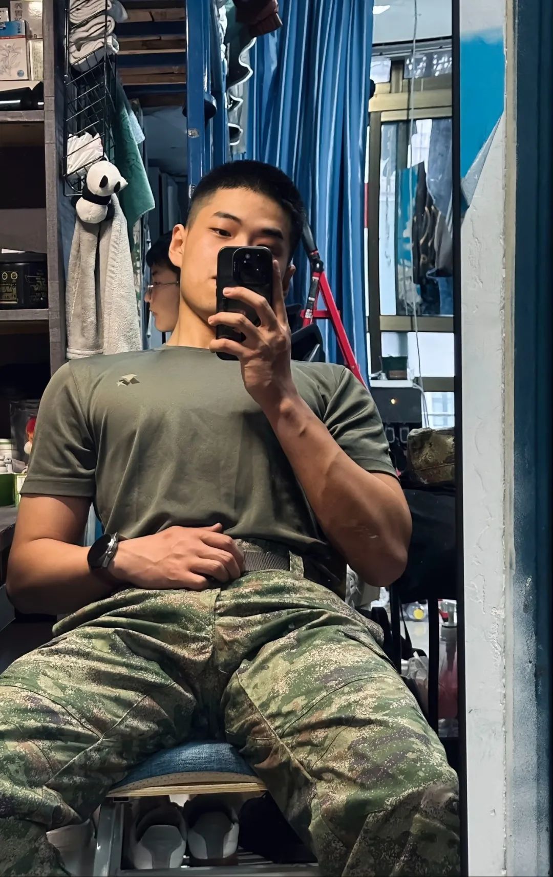 北体学长穿制服白袜宿舍自拍，大胸肌引得网友疯狂点赞！