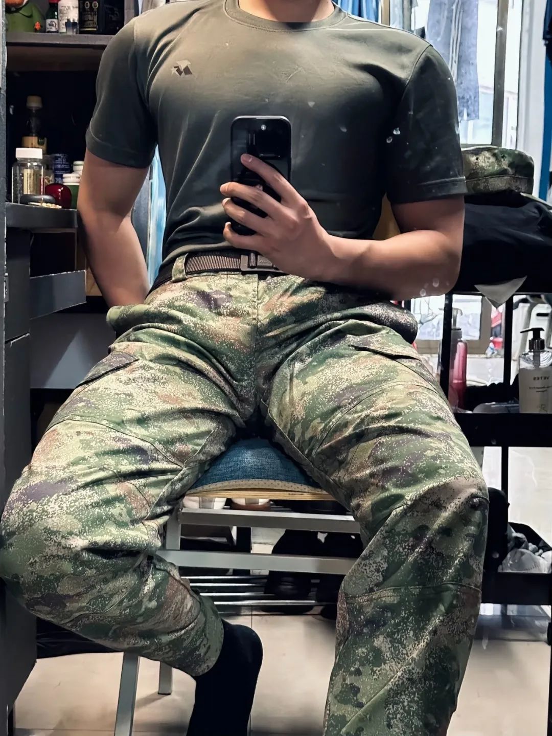 北体学长穿制服白袜宿舍自拍，大胸肌引得网友疯狂点赞！