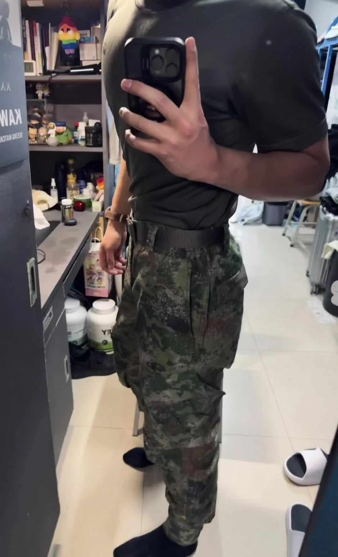 北体学长穿制服白袜宿舍自拍，大胸肌引得网友疯狂点赞！