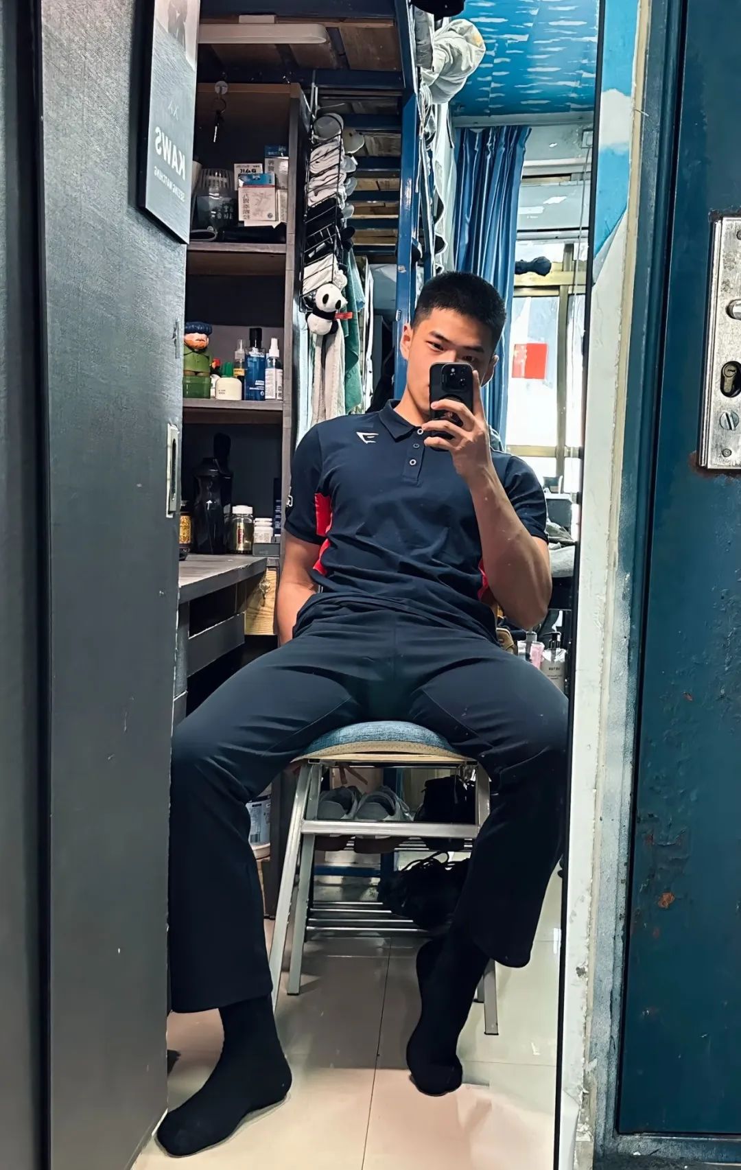 北体学长穿制服白袜宿舍自拍，大胸肌引得网友疯狂点赞！