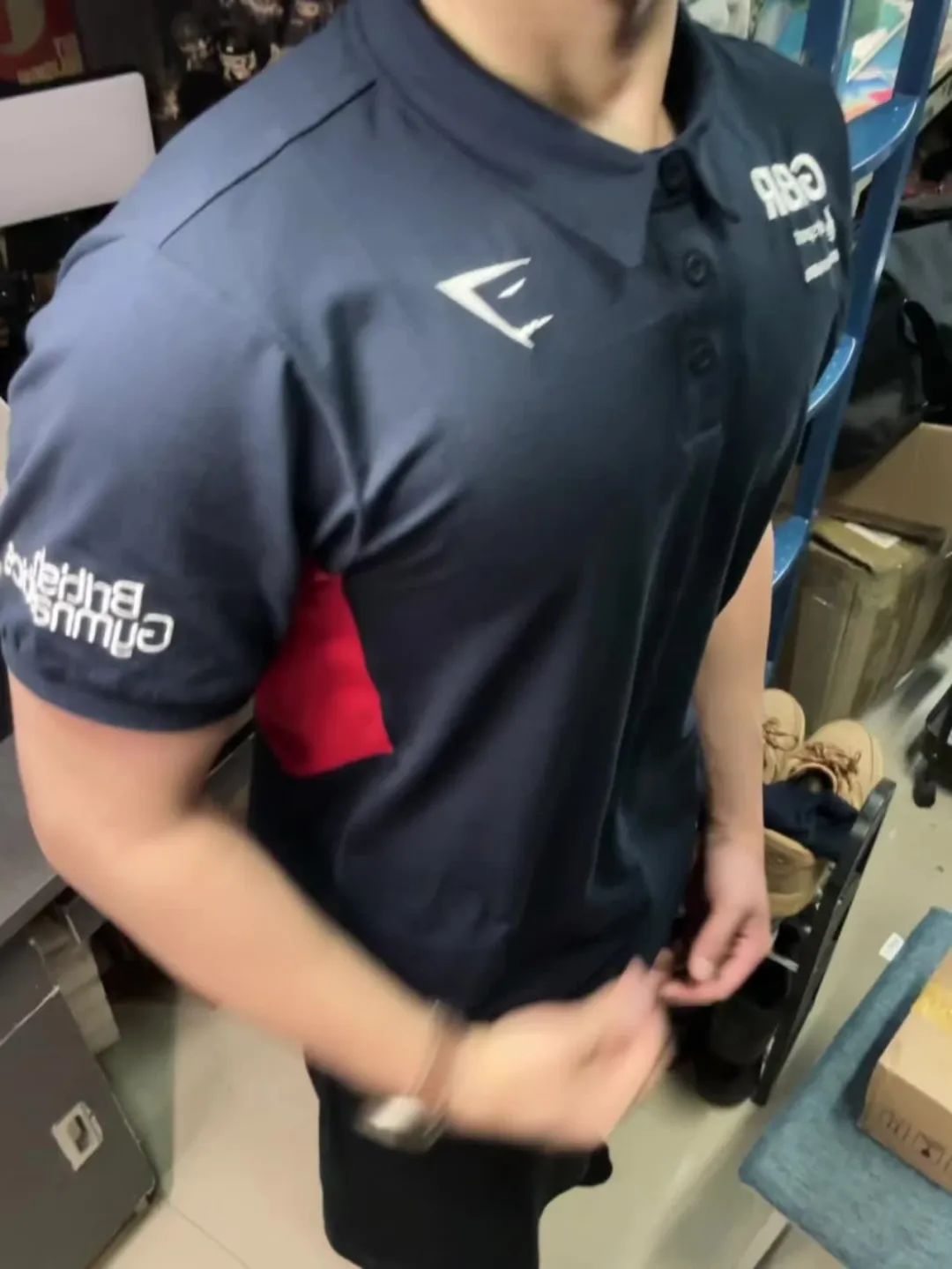 北体学长穿制服白袜宿舍自拍，大胸肌引得网友疯狂点赞！