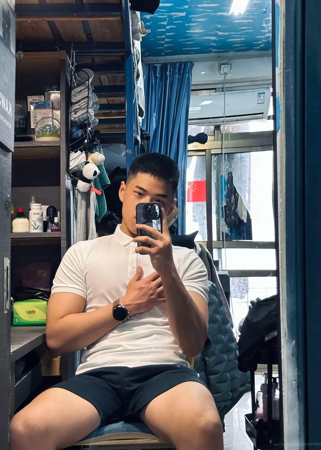 北体学长穿制服白袜宿舍自拍，大胸肌引得网友疯狂点赞！