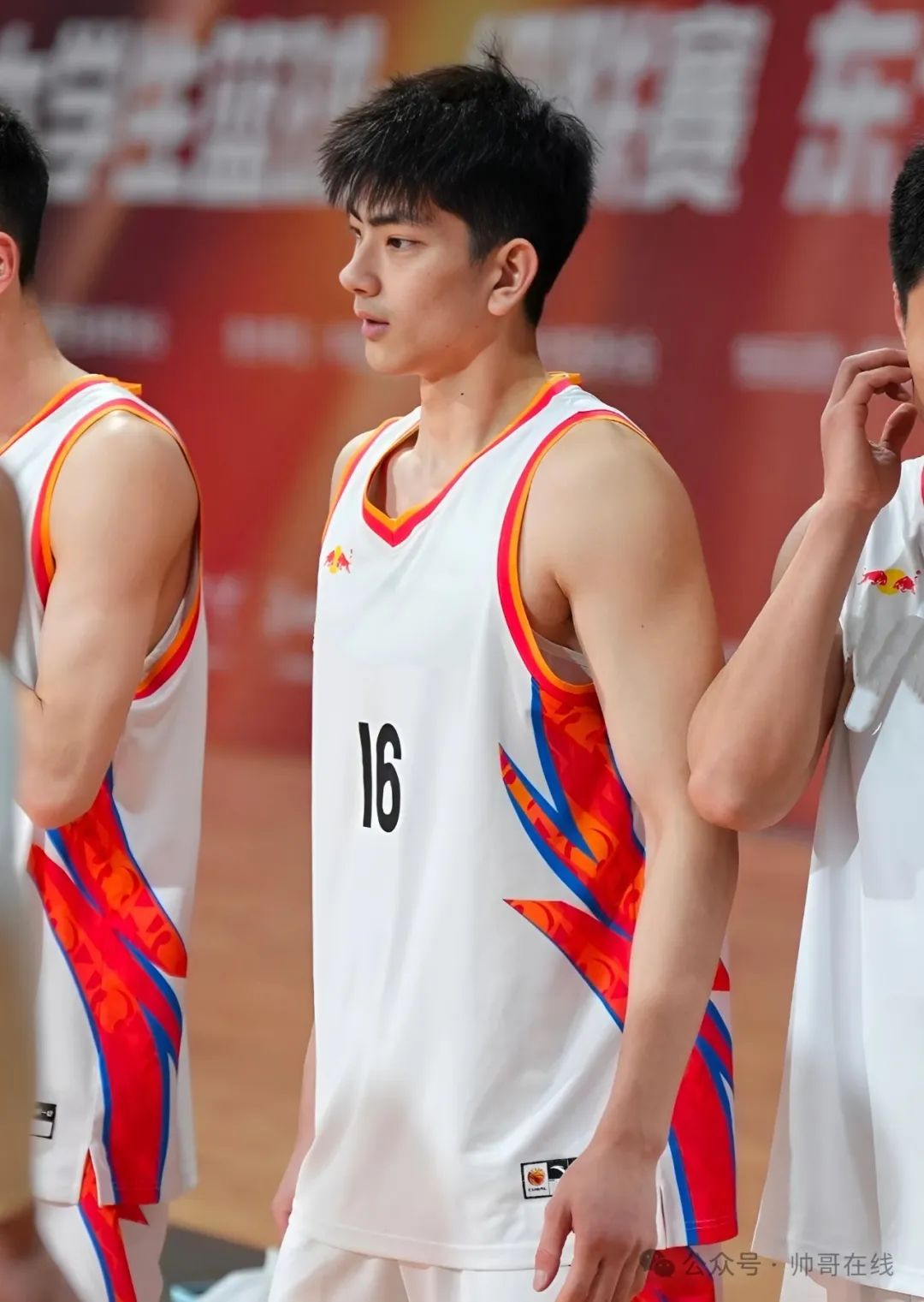 爆火出圈的吉大 16 号篮球体育生，帅的没边了！