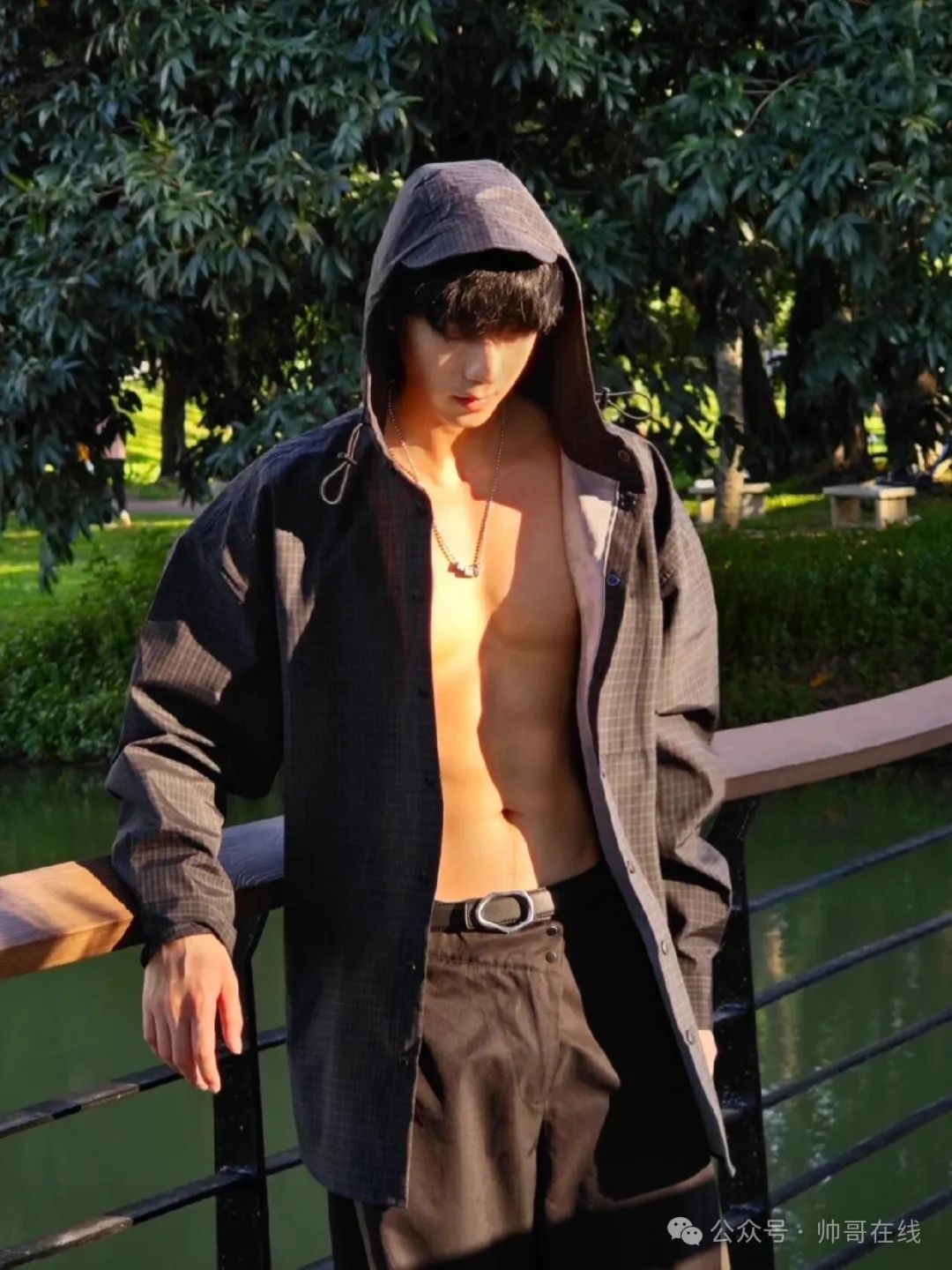 白嫩干净的簿肌球服弟弟，这腹肌可太香啦！