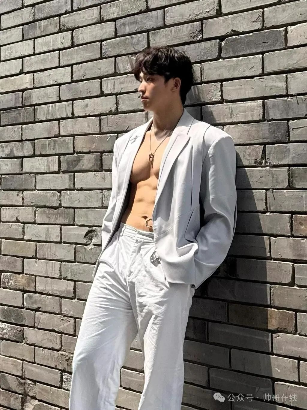 185CM 大四肌肉体育生，腹肌长腿身材太绝了！