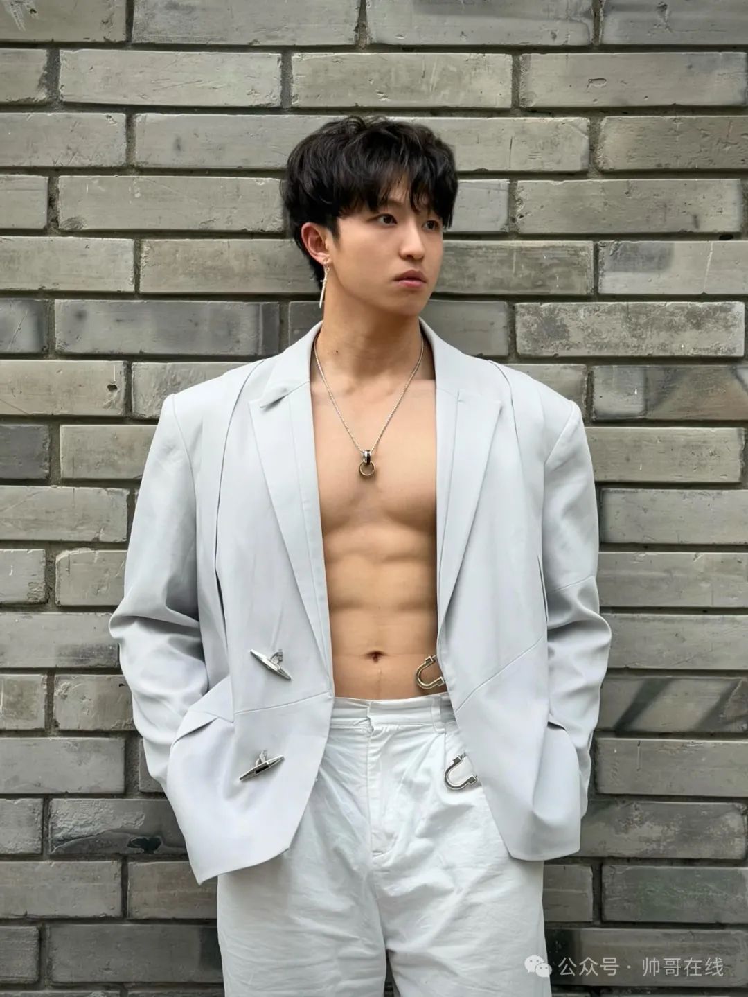 185CM 大四肌肉体育生，腹肌长腿身材太绝了！