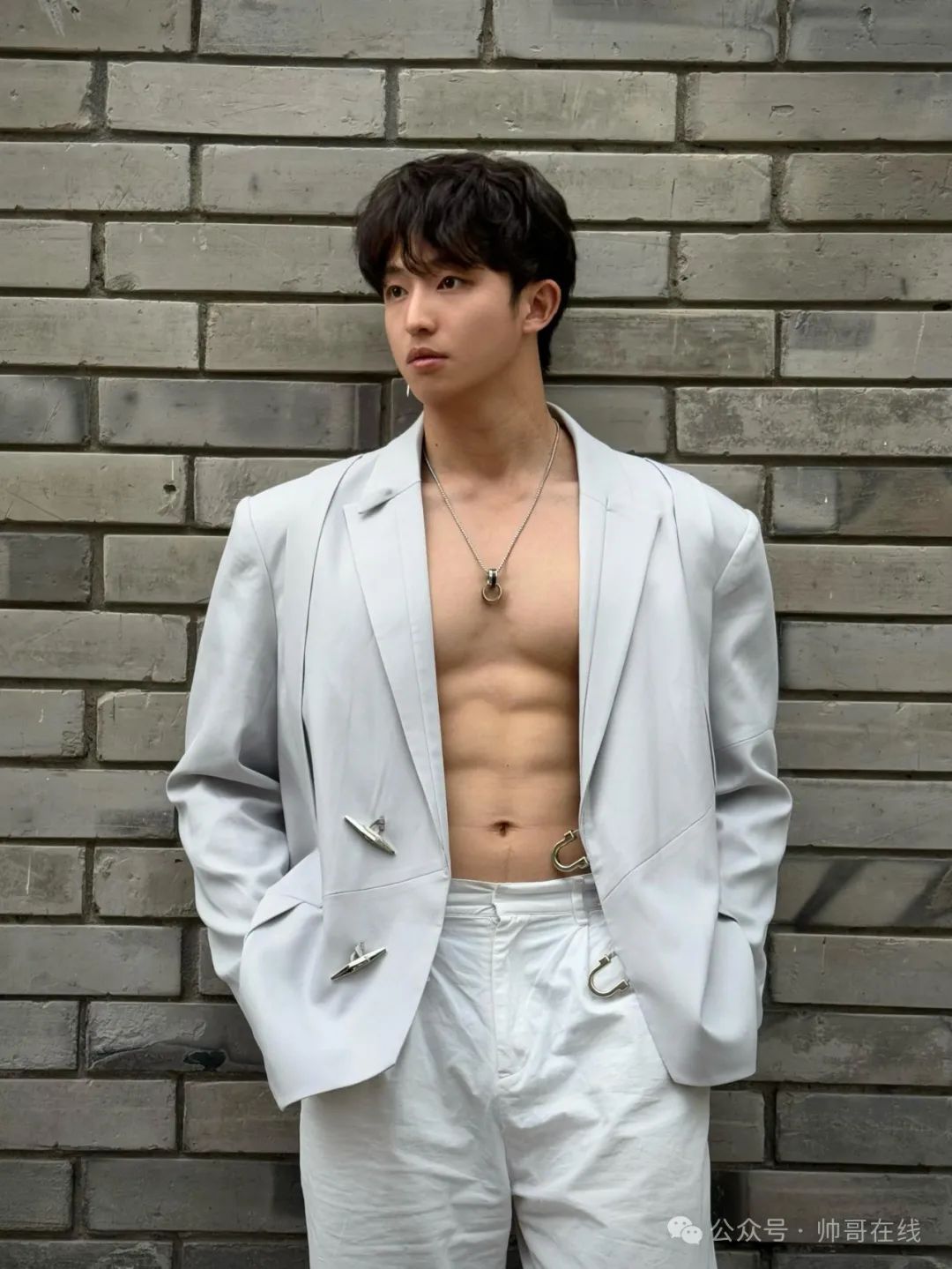 185CM 大四肌肉体育生，腹肌长腿身材太绝了！