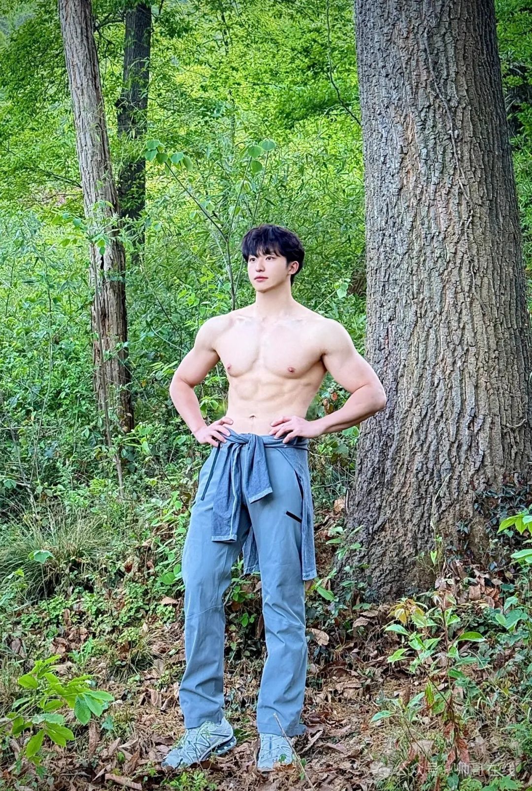 185CM 大四肌肉体育生，腹肌长腿身材太绝了！