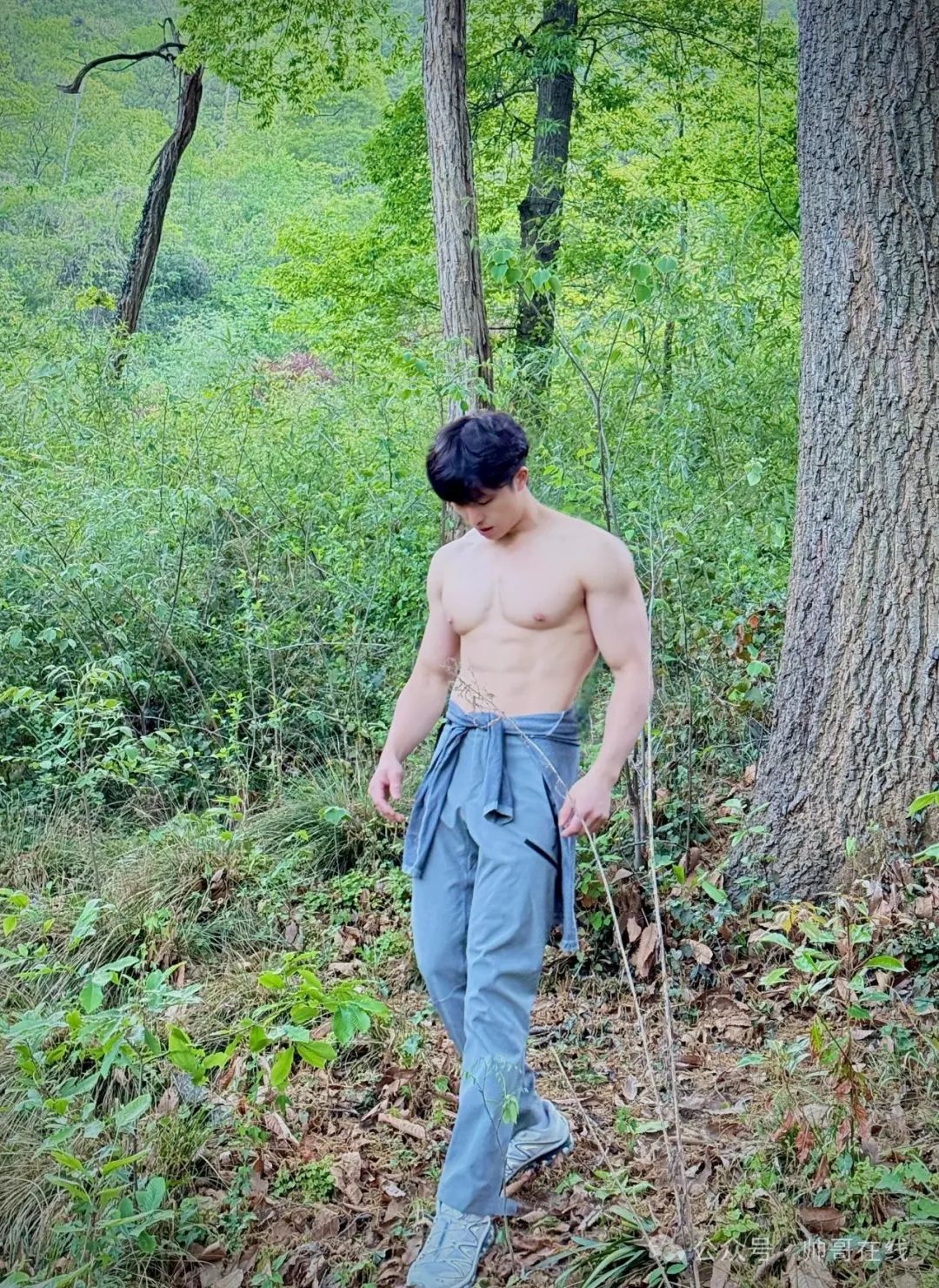 185CM 大四肌肉体育生，腹肌长腿身材太绝了！