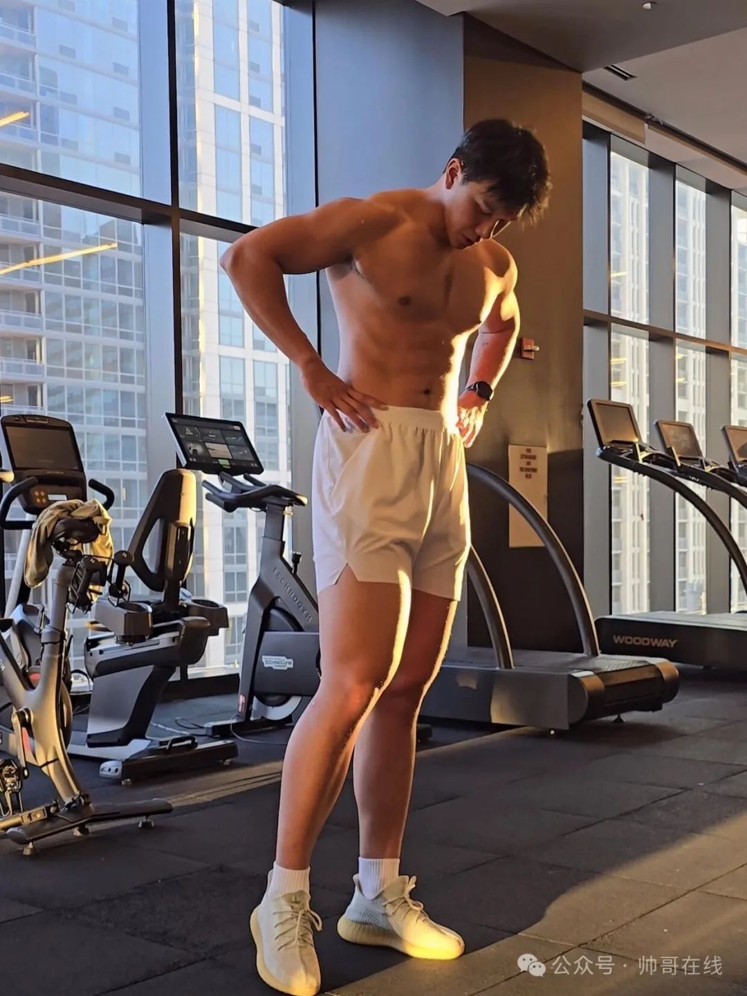 190CM 长腿肌肉健身帅哥，这长相太对味了!
