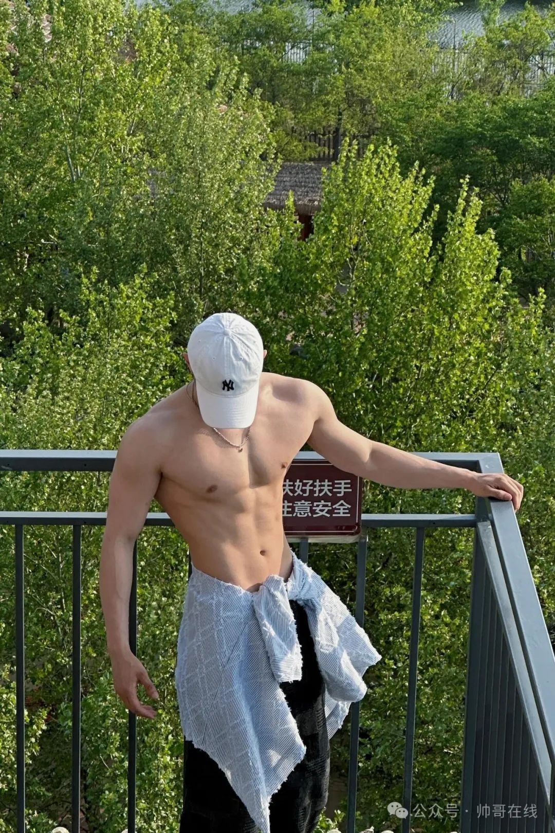 白皮宽肩窄腰肌肉帅哥，实力很可以!