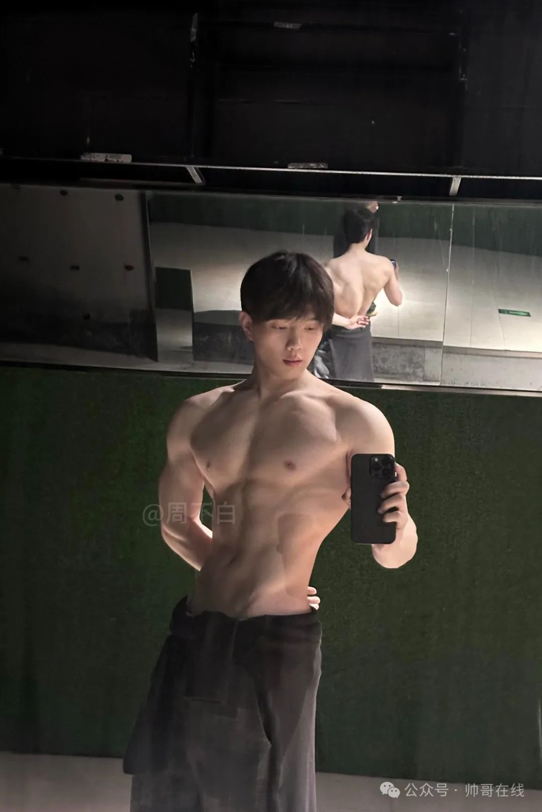 白皮宽肩窄腰肌肉帅哥，实力很可以!