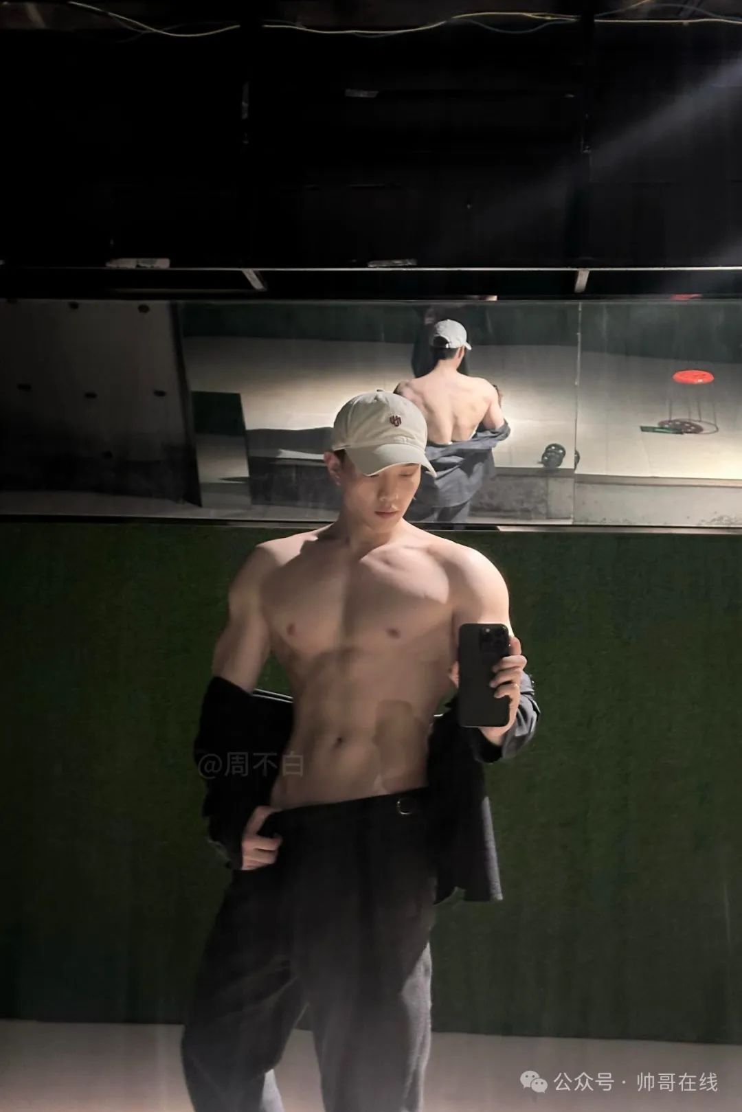 白皮宽肩窄腰肌肉帅哥，实力很可以!