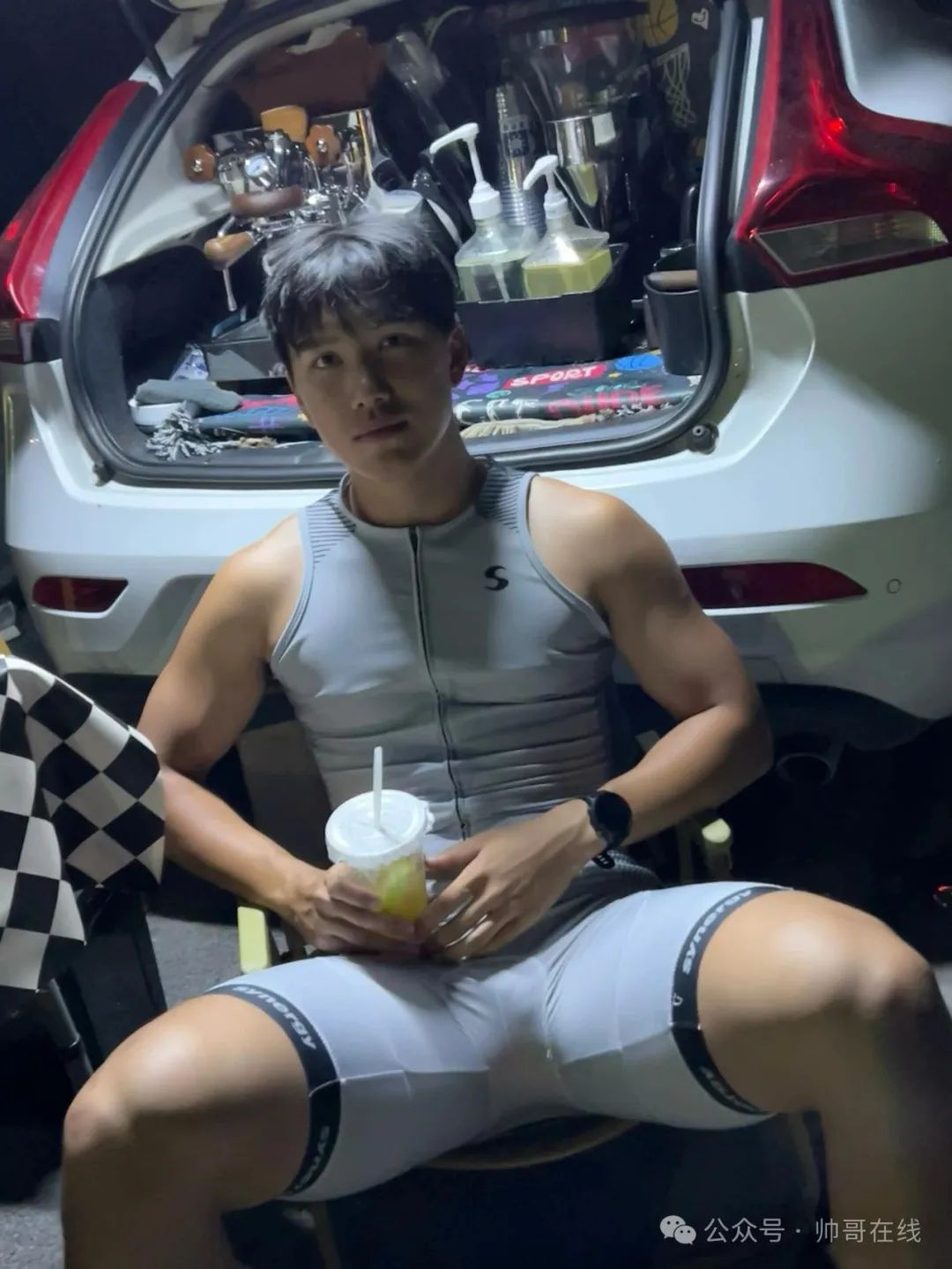 190CM 长腿肌肉健身帅哥，这长相太对味了!