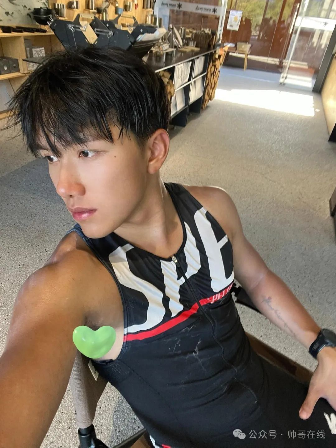 190CM 长腿肌肉健身帅哥，这长相太对味了!
