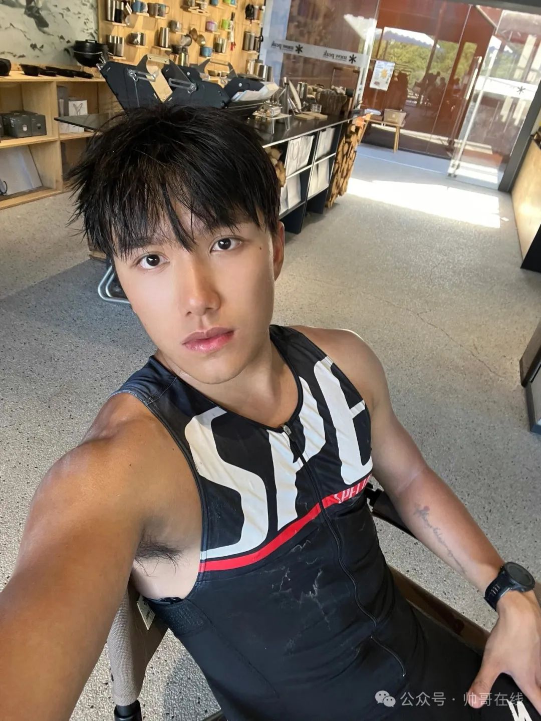 190CM 长腿肌肉健身帅哥，这长相太对味了!