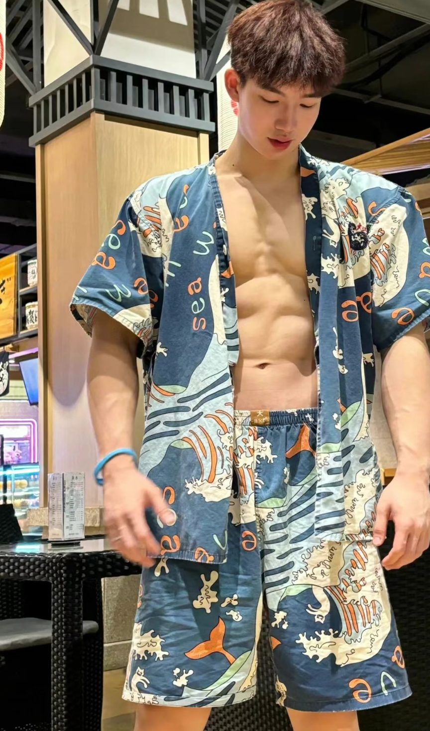 汗蒸房体育生，这腹肌好绝！