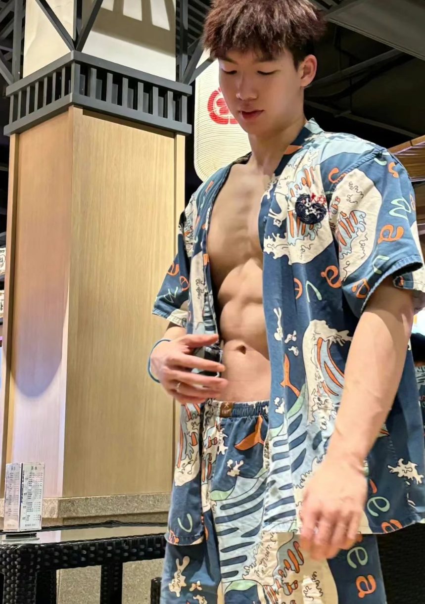 汗蒸房体育生，这腹肌好绝！
