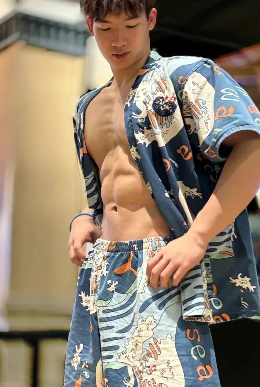 汗蒸房体育生，这腹肌好绝！