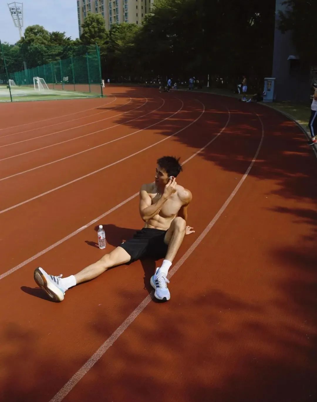 操场上低脂精壮体育生谁不想要？