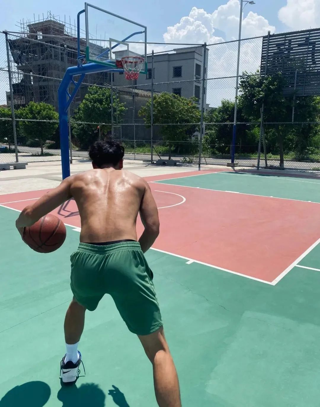 黑皮体育生球场擦汗，这腹肌让粉丝求当毛巾！