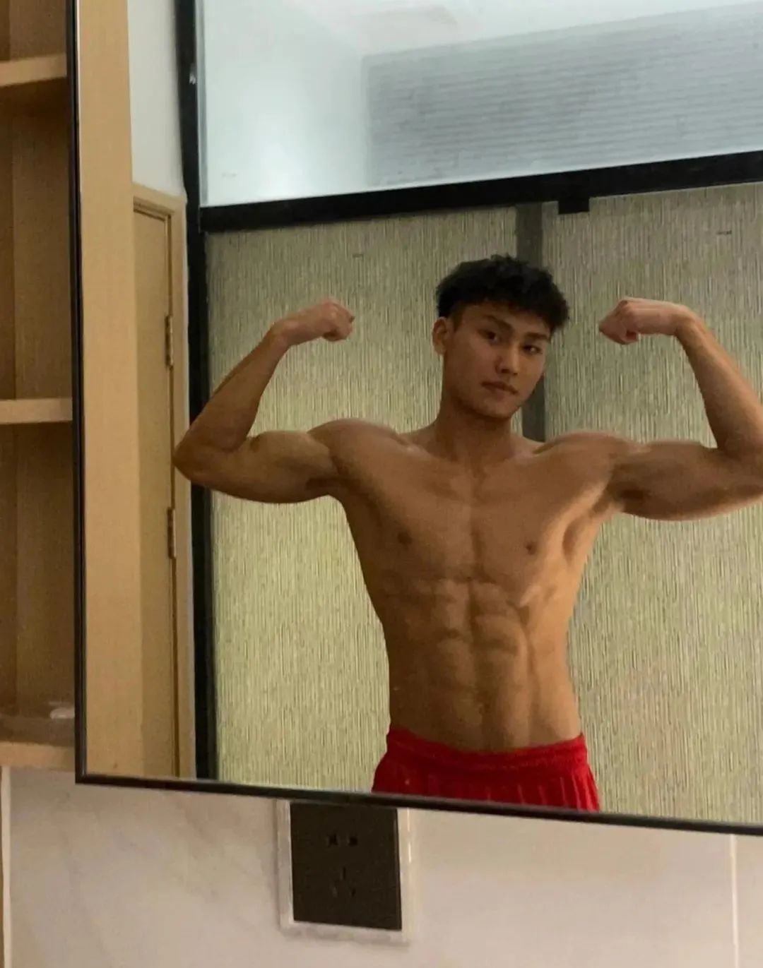 黑皮体育生球场擦汗，这腹肌让粉丝求当毛巾！