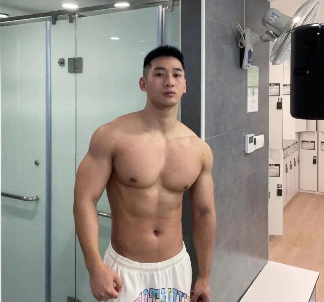 上海猛男博主炸场！南瓜肩 + 倒三角，霸气侧漏，网友：硬盘天菜！