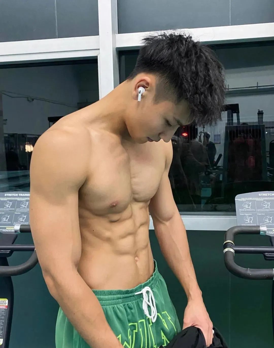 黑皮体育生球场擦汗，这腹肌让粉丝求当毛巾！