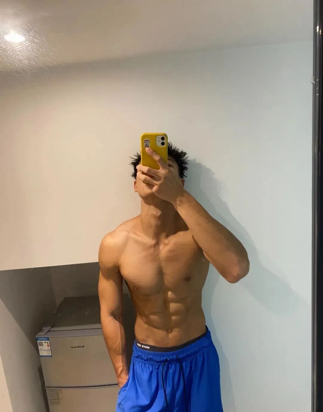 黑皮体育生球场擦汗，这腹肌让粉丝求当毛巾！