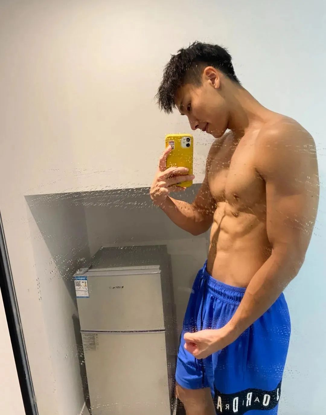 黑皮体育生球场擦汗，这腹肌让粉丝求当毛巾！