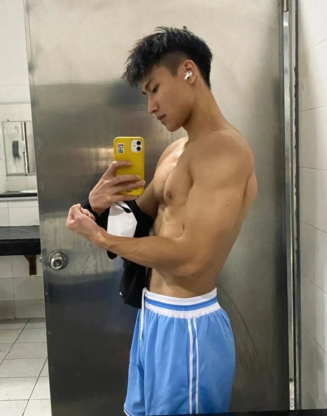 黑皮体育生球场擦汗，这腹肌让粉丝求当毛巾！