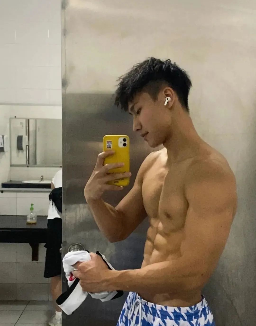 黑皮体育生球场擦汗，这腹肌让粉丝求当毛巾！