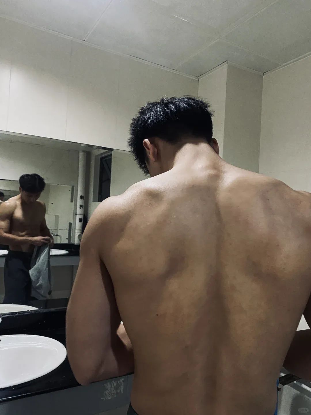 黑皮体育生球场擦汗，这腹肌让粉丝求当毛巾！