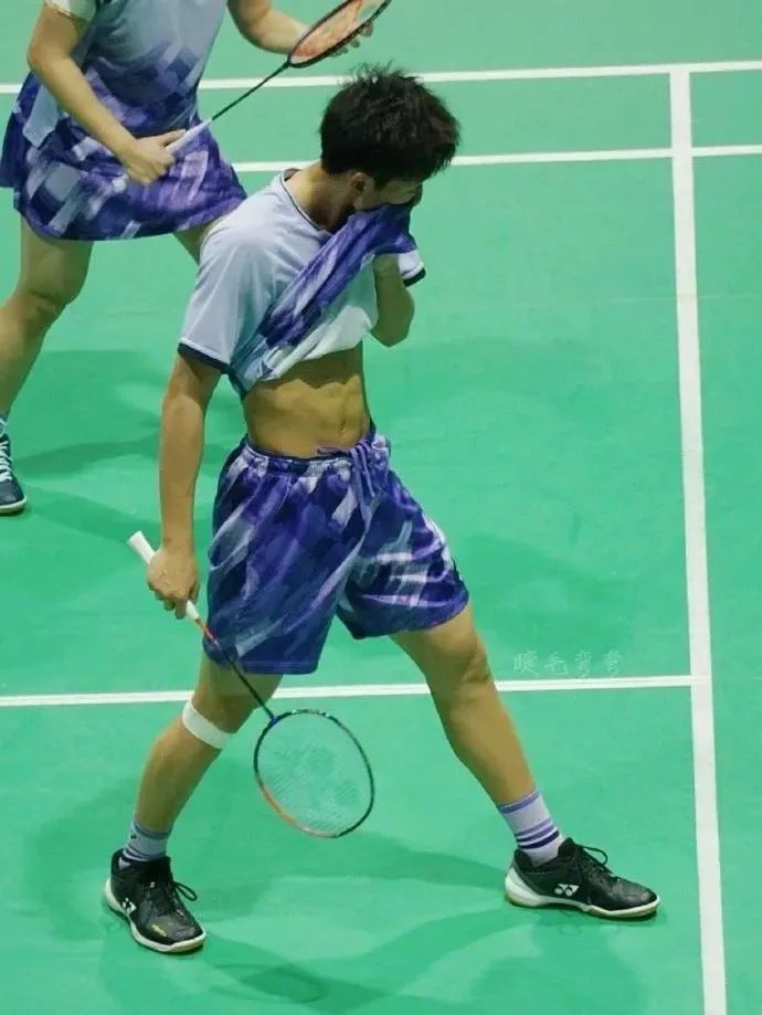 国羽新生代帅哥的小腹肌，太性感了！