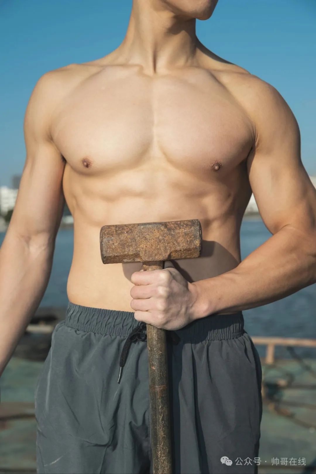抡大锤的肌肉壮男，187CM 大胸肌健身模特！