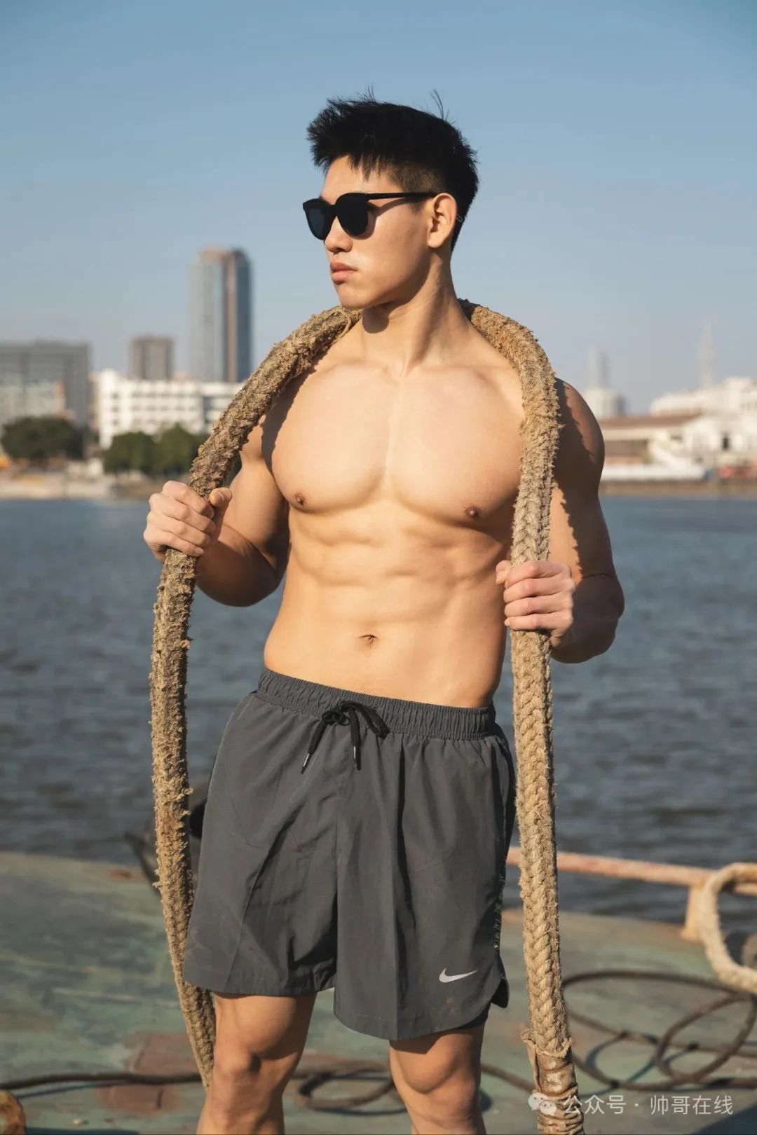 抡大锤的肌肉壮男，187CM 大胸肌健身模特！