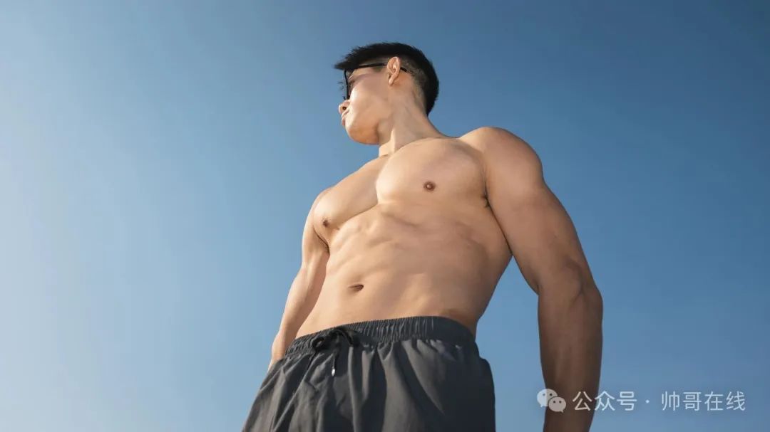 抡大锤的肌肉壮男，187CM 大胸肌健身模特！