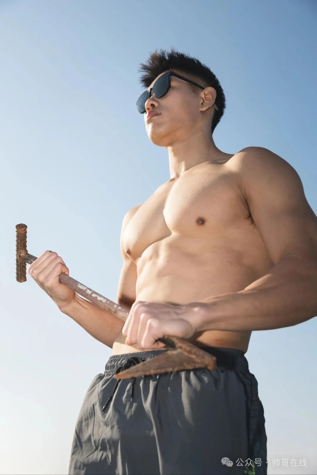 抡大锤的肌肉壮男，187CM 大胸肌健身模特！