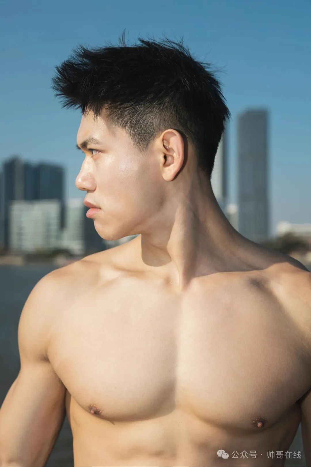 抡大锤的肌肉壮男，187CM 大胸肌健身模特！