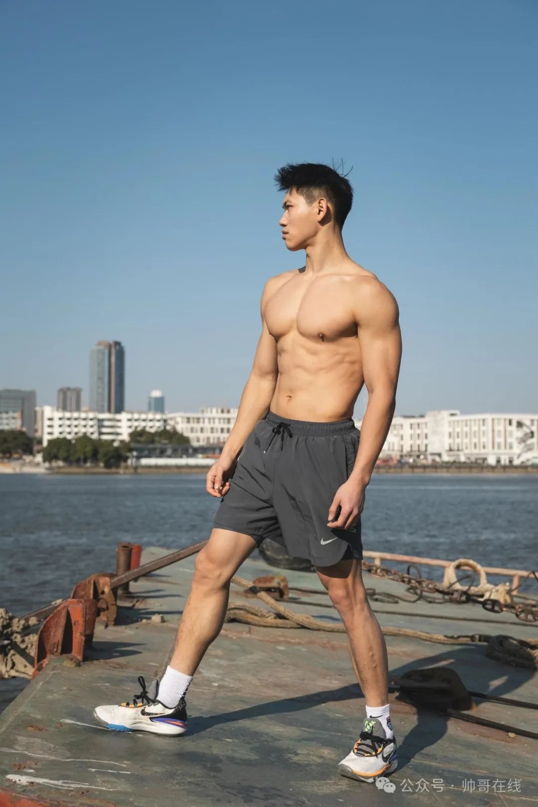 抡大锤的肌肉壮男，187CM 大胸肌健身模特！