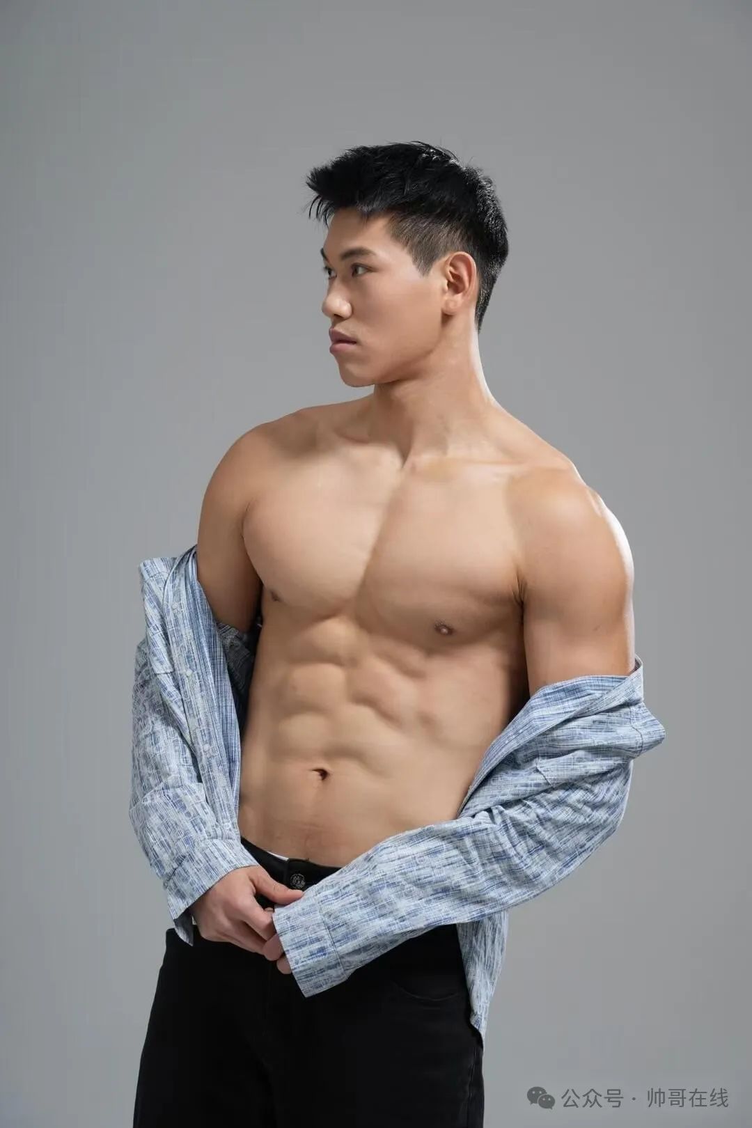 抡大锤的肌肉壮男，187CM 大胸肌健身模特！