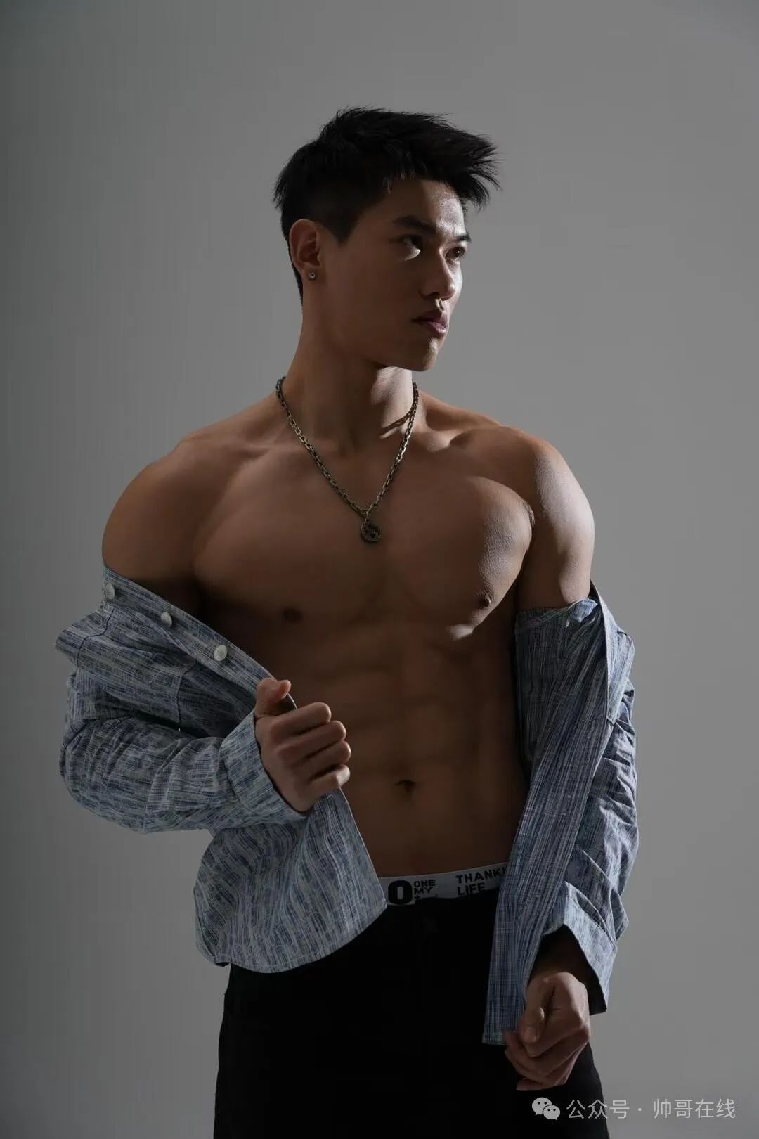 抡大锤的肌肉壮男，187CM 大胸肌健身模特！