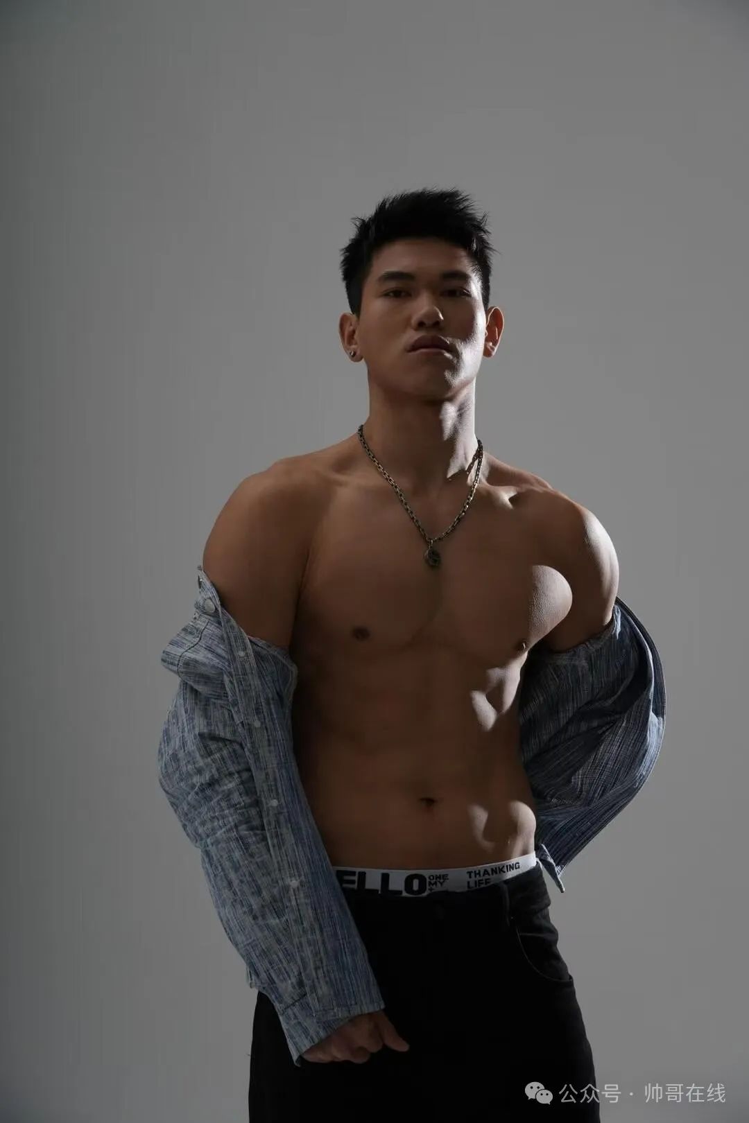抡大锤的肌肉壮男，187CM 大胸肌健身模特！