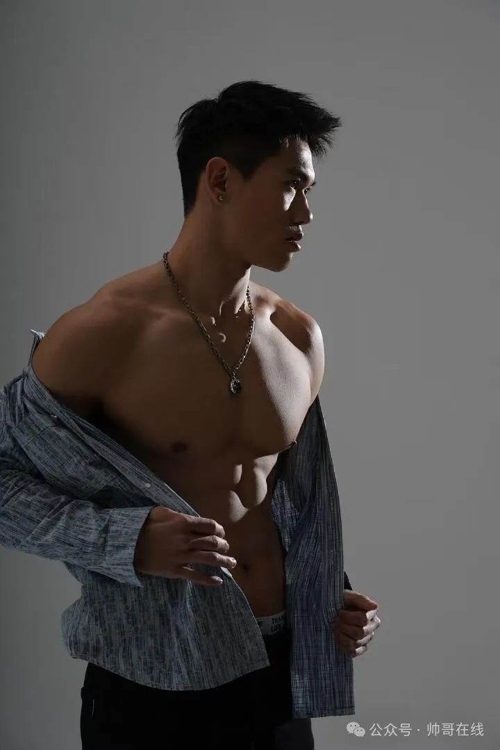 抡大锤的肌肉壮男，187CM 大胸肌健身模特！