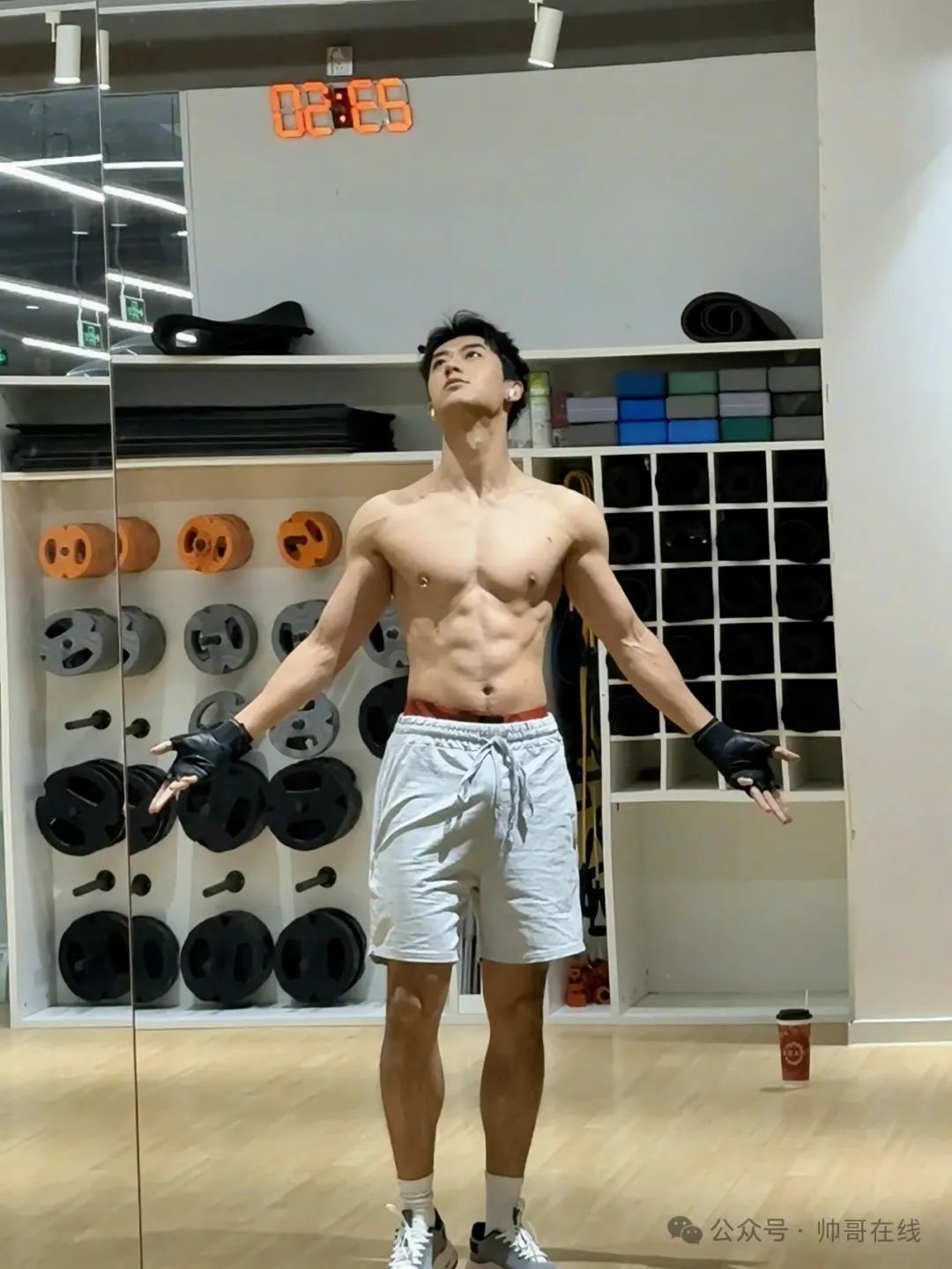 上海肌肉健身帅哥，亮点自己找！