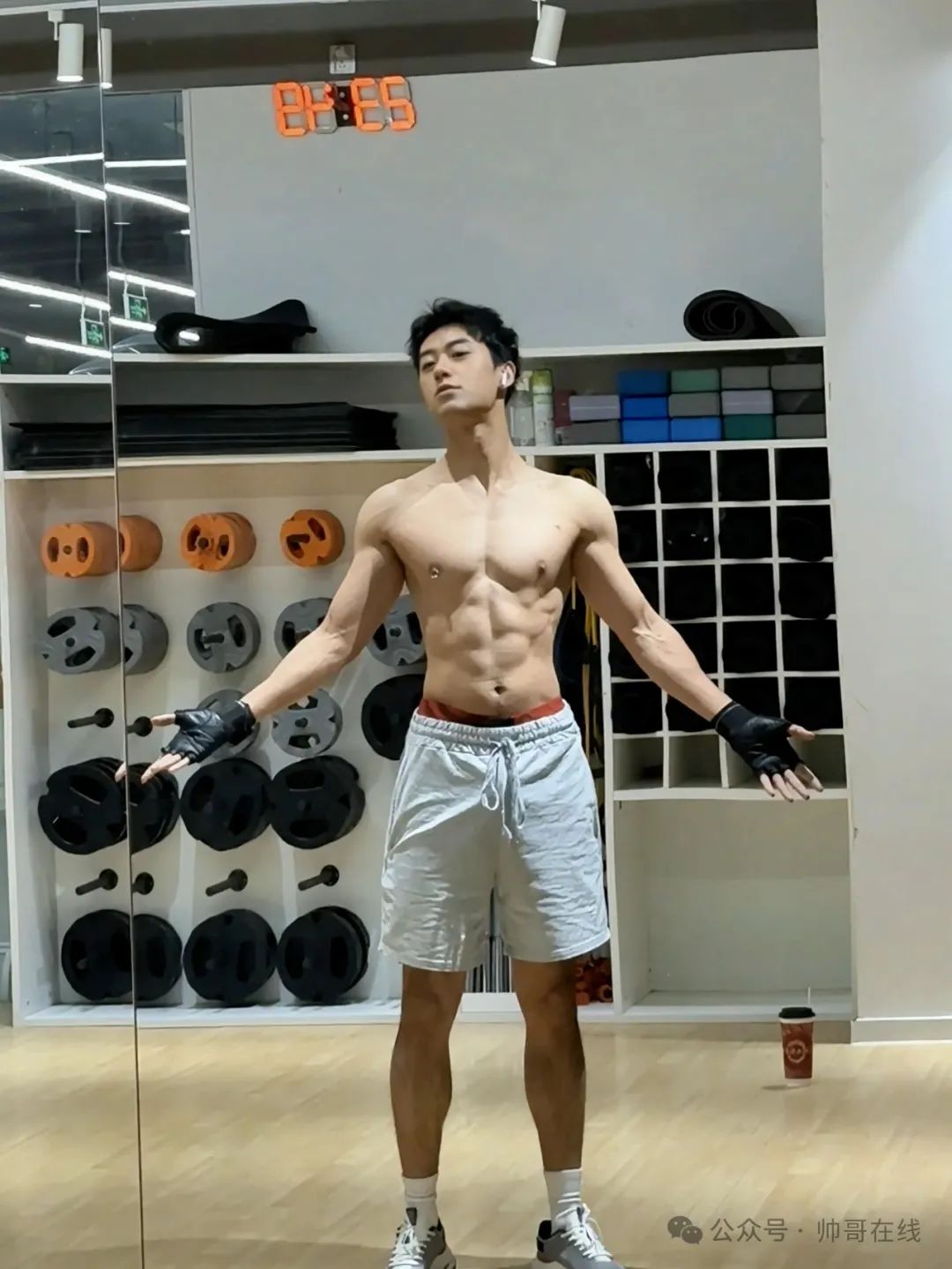上海肌肉健身帅哥，亮点自己找！